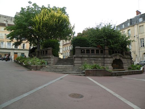  petit square, en haut de la rue des maréchaux